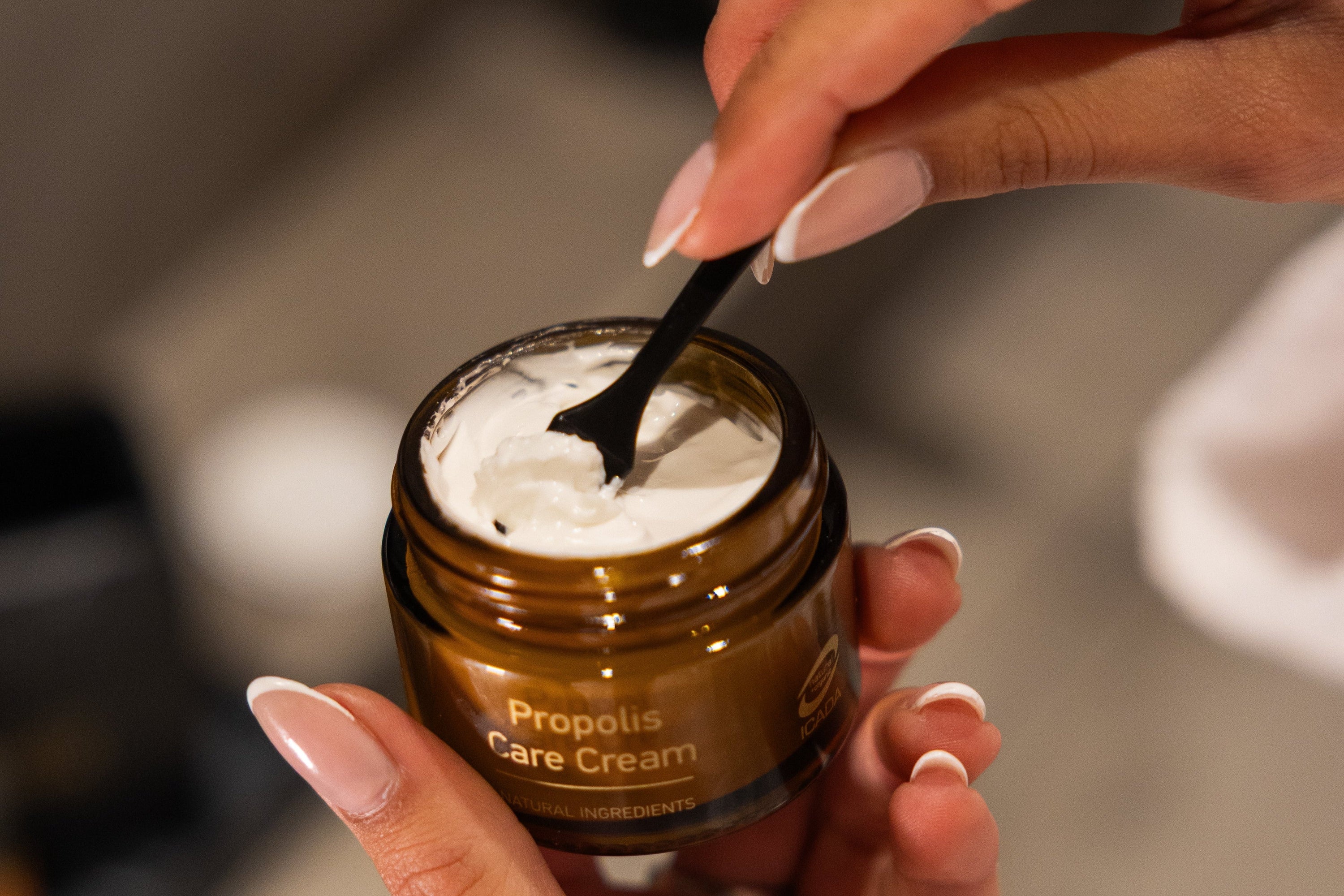 Propolis Care Cream, crema-minune care vindecă, hidratează și protejează